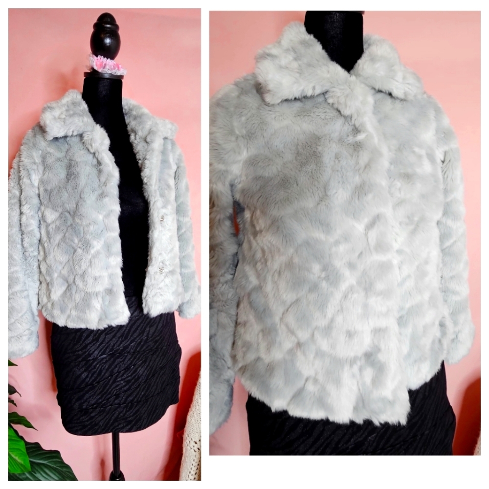 Girls Weatherproof Coat, Faux Fur Gray, Buttons closure Size 7/8